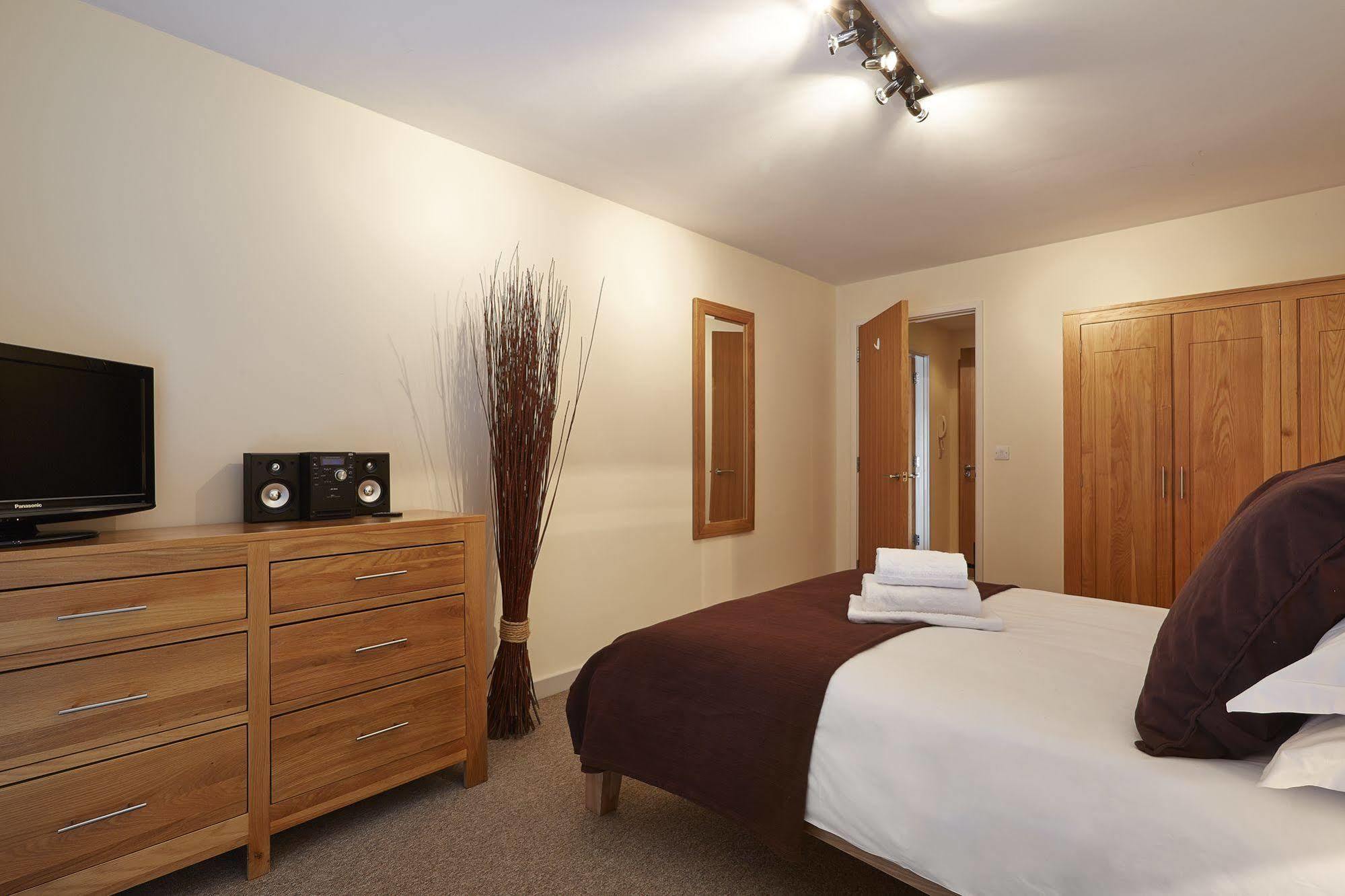 The Paramount, Swindon Bagian luar foto