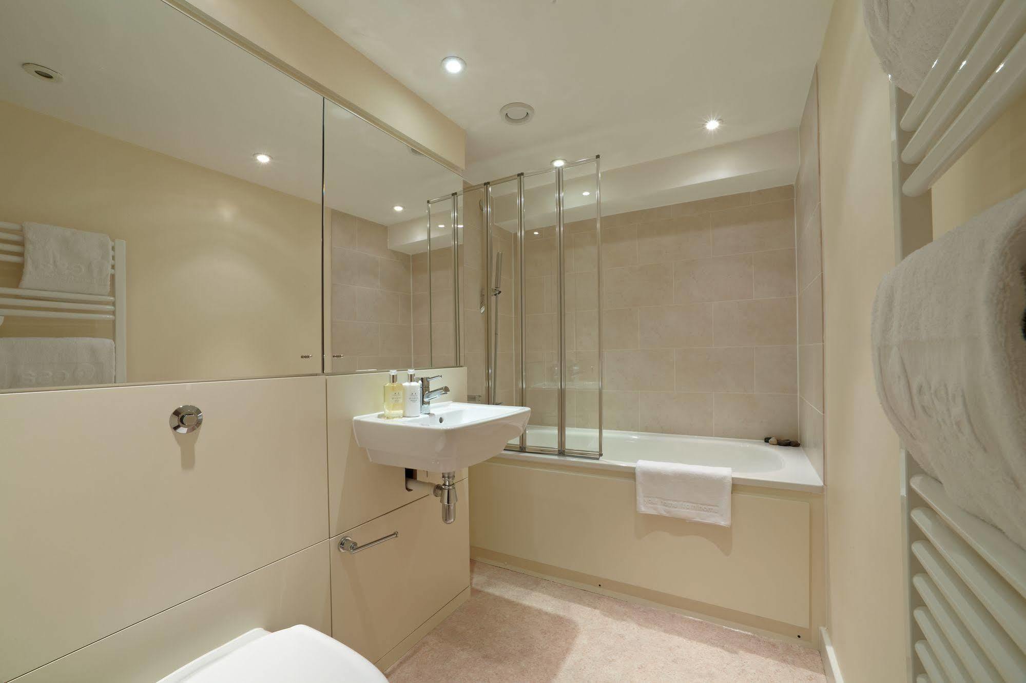 The Paramount, Swindon Bagian luar foto