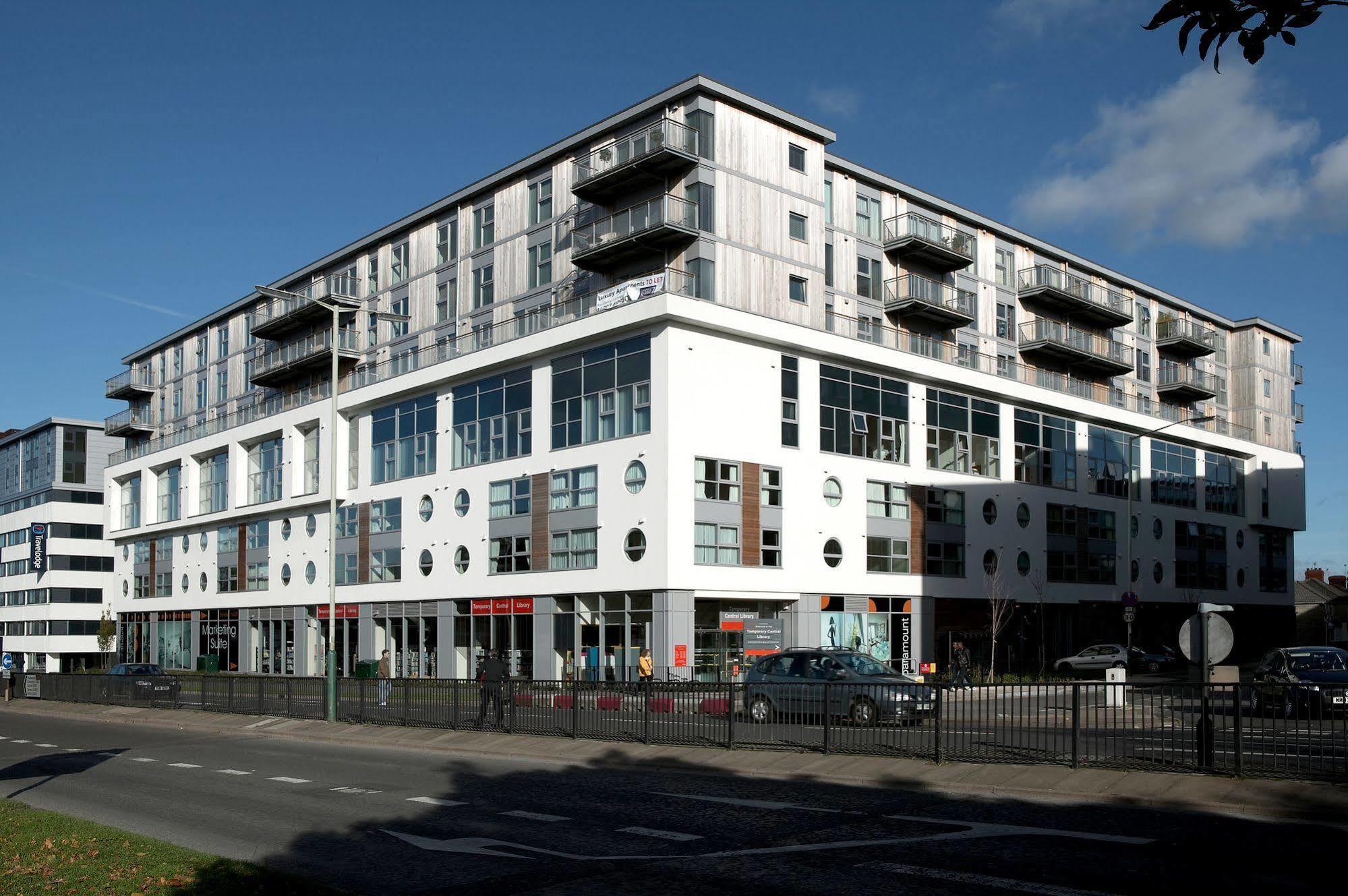 The Paramount, Swindon Bagian luar foto